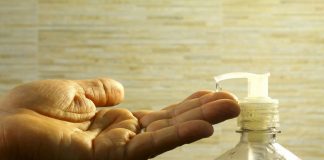 La Generalitat refuerza la seguridad en el transporte público repartiendo mascarillas e instalando dispensadores de hidrogel alcohólico