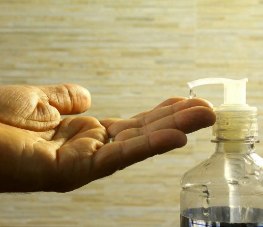 La Generalitat refuerza la seguridad en el transporte público repartiendo mascarillas e instalando dispensadores de hidrogel alcohólico