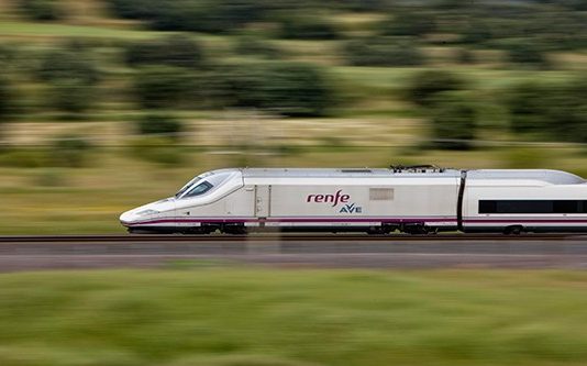 Renfe ha vendido ya 1.500 billetes para los trenes Ave entre Granada y Barcelona que vuelven a circular a partir del lunes