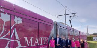 El ‘tranvía rosa’ contra el Cáncer de Mama ya circula en Tenerife