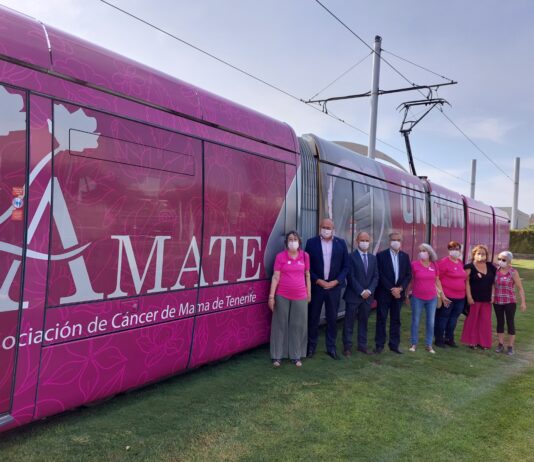 El ‘tranvía rosa’ contra el Cáncer de Mama ya circula en Tenerife