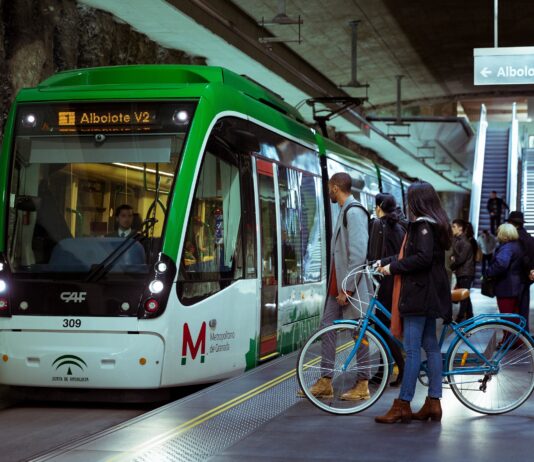 CAF cierra dos nuevos contratos con Granada y Milán