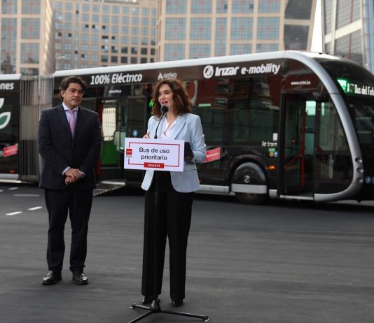 Díaz Ayuso presenta el nuevo autobús de uso prioritario en los semáforos: eléctrico, con plataformas exclusivas y frecuencias de entre 3 y 10 minutos
