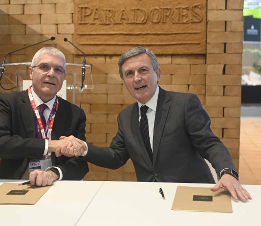 Renfe y Paradores amplían su colaboración para fomentar el turismo sostenible en España