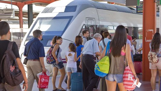 Renfe pone a la venta más de un millón de plazas en más de 4.000 trenes durante la operación salida de agosto