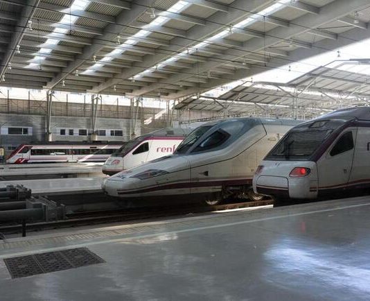 Mitma aborda con Castilla-La Mancha la mejora en la puntualidad de los servicios Avant entre Madrid, Toledo y Ciudad Real y los avances en las obras de la línea