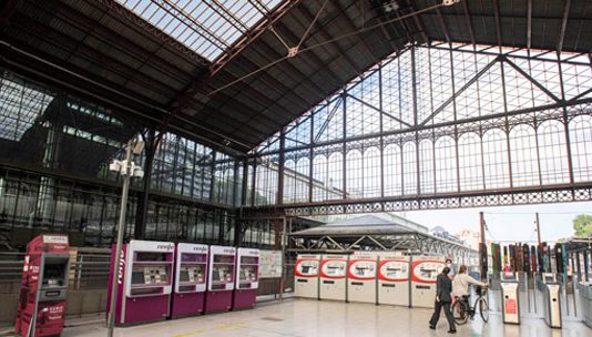 Renfe invierte 1,8 millones en la renovación de las máquinas autoventa EVA y cartelería digital de sus centros de servicios