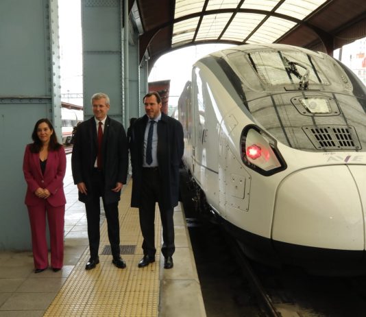 Óscar Puente viaja entre Madrid y A Coruña en el nuevo AVE S106, que se pondrá en servicio el 21 de mayo