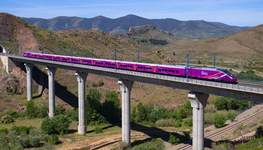 Renfe actualiza su compromiso voluntario de puntualidad en los servicios de AVE, Avlo, Alvia, Euromed e Intercity