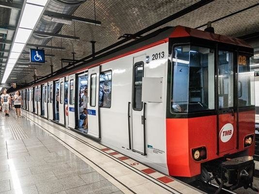 TMB retira el darrer tren de la sèrie 2000 que quedava en circulació al metro de Barcelona