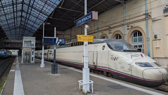 Renfe alcanza el millón de viajeros en los trenes AVE internacionales entre Francia y España