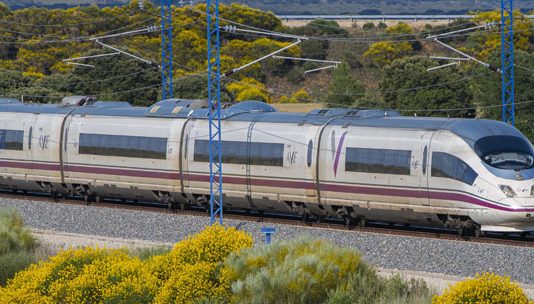 Renfe pone en circulación un nuevo tren AVE directo entre Madrid y Barcelona