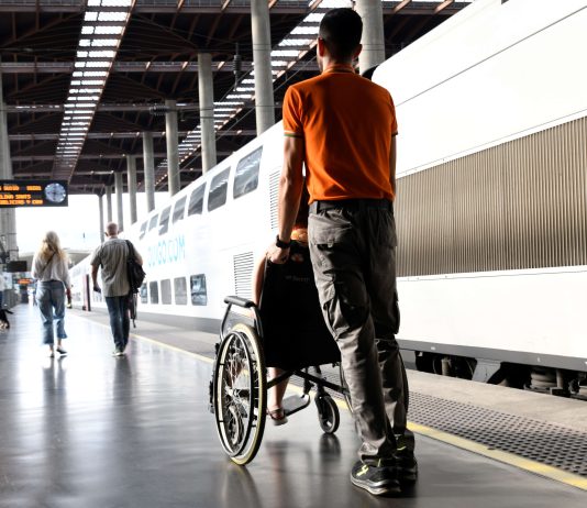 Los viajeros puntúan con un 8,7 Adif Acerca, el servicio que facilita la accesibilidad en estaciones ferroviarias