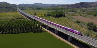 Renfe e Iberdrola firman un acuerdo para garantizar el precio de la energía renovable de sus servicios de transporte de viajeros