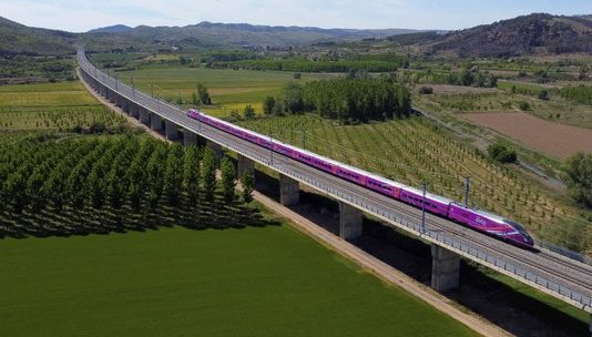Renfe e Iberdrola firman un acuerdo para garantizar el precio de la energía renovable de sus servicios de transporte de viajeros