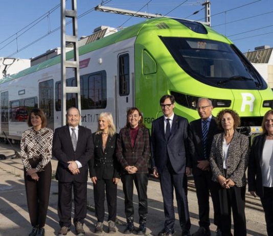 Alstom y FGC presentan el primero de los 10 trenes para la conexión rápida con el Aeropuerto de Barcelona